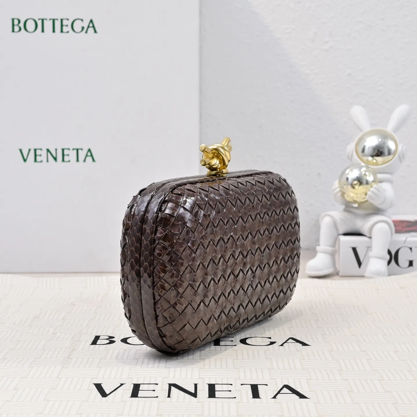 Batch 1860 #BV Knot snakeskin woven evening bag series 🐍 Fashion choice Rare snakeskin bags are full of charm 🌟Using snakeskin pattern woven with knot buckle, the unique texture makes you feel a different kind of refinement and elegance when you touch it 🎀 Its luster is low-key and luxurious, whether it is in the sun or under the light, it can reflect the charming colors 🌈 Holding it in your hand or hanging on your wrist will make you look more elegant and charming✨✨ Model: 717622 Size: 20x12x5.5